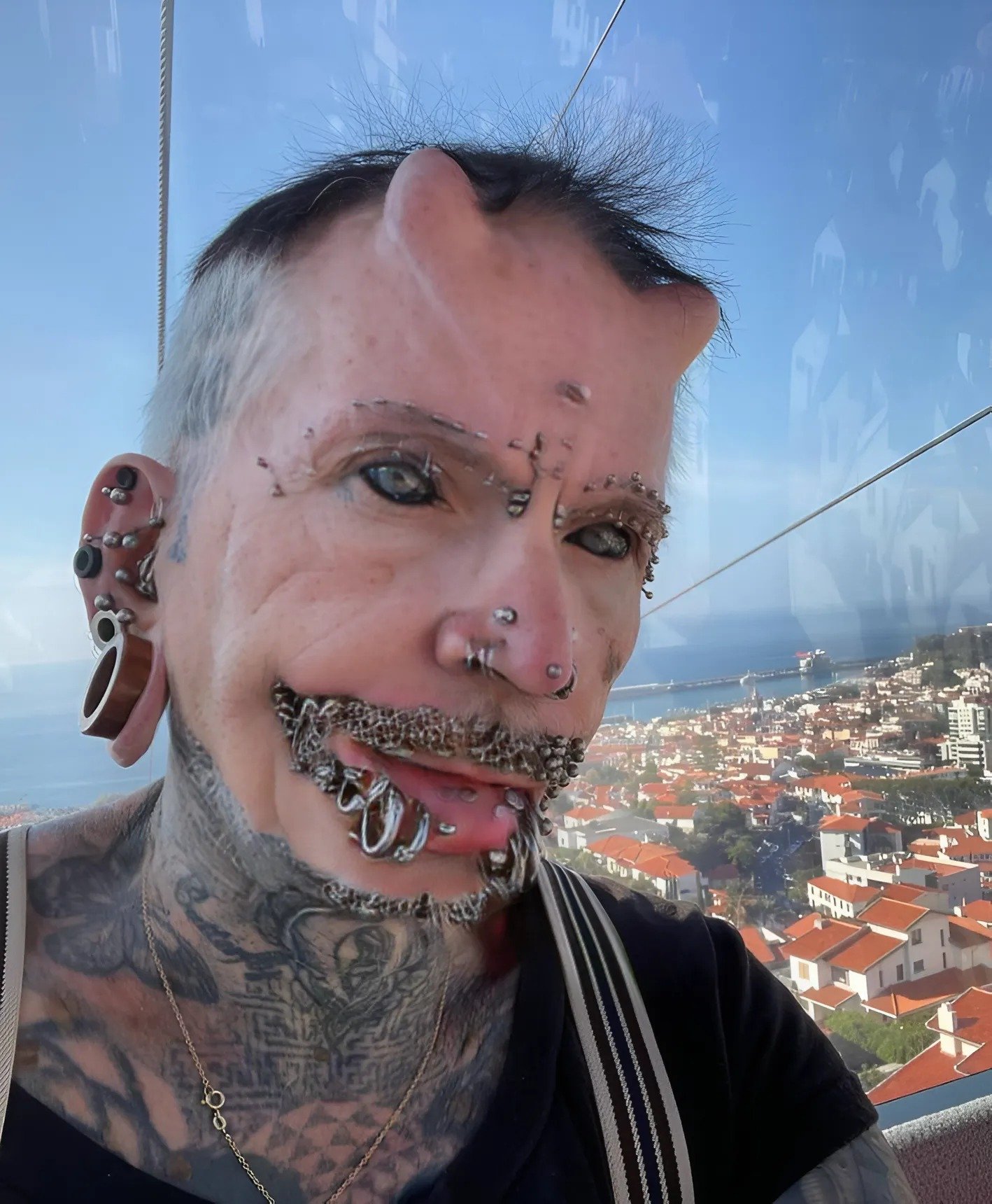 Un homme avec 560 piercings, de nombreux tatouages et des implants sur le front : voici à quoi il ressemblait avant Un homme avec 560 piercings, de nombreux tatouages et des implants sur le front : voici à quoi il ressemblait avant