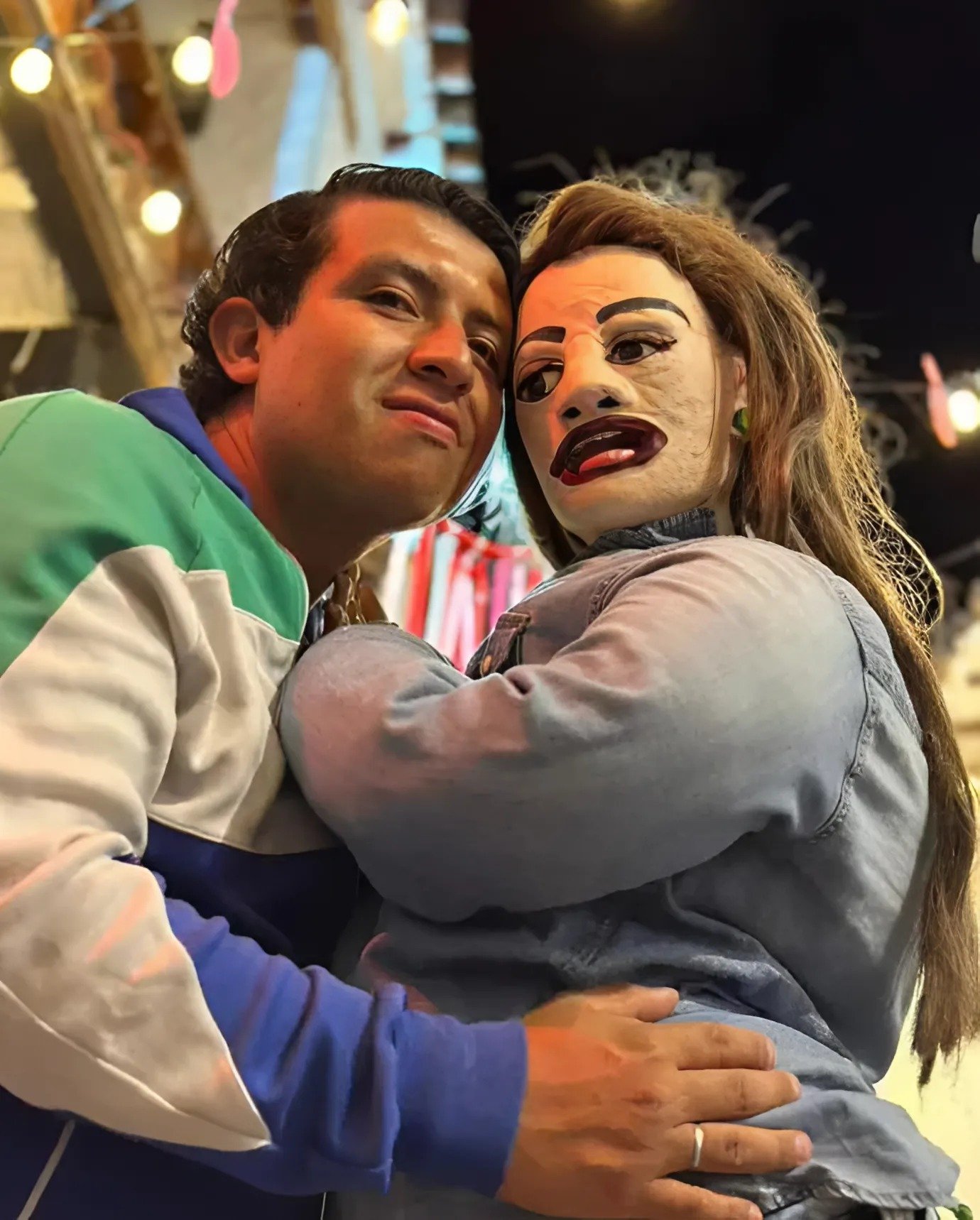 « Bientôt nous serons cinq » : un homme a épousé une poupée et attend maintenant son troisième « enfant » « Bientôt nous serons cinq » : un homme a épousé une poupée et attend maintenant son troisième « enfant »