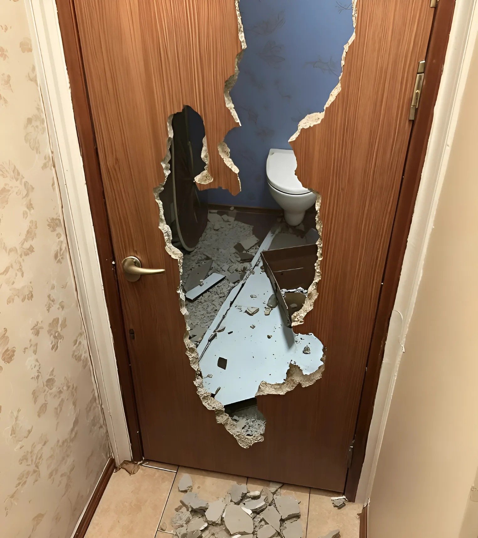 Je suis rentrée chez moi et la porte de la salle de bain avait été défoncée : quand mon mari m’a expliqué pourquoi elle était dans cet état, j’ai simplement fait ma valise et je suis partie