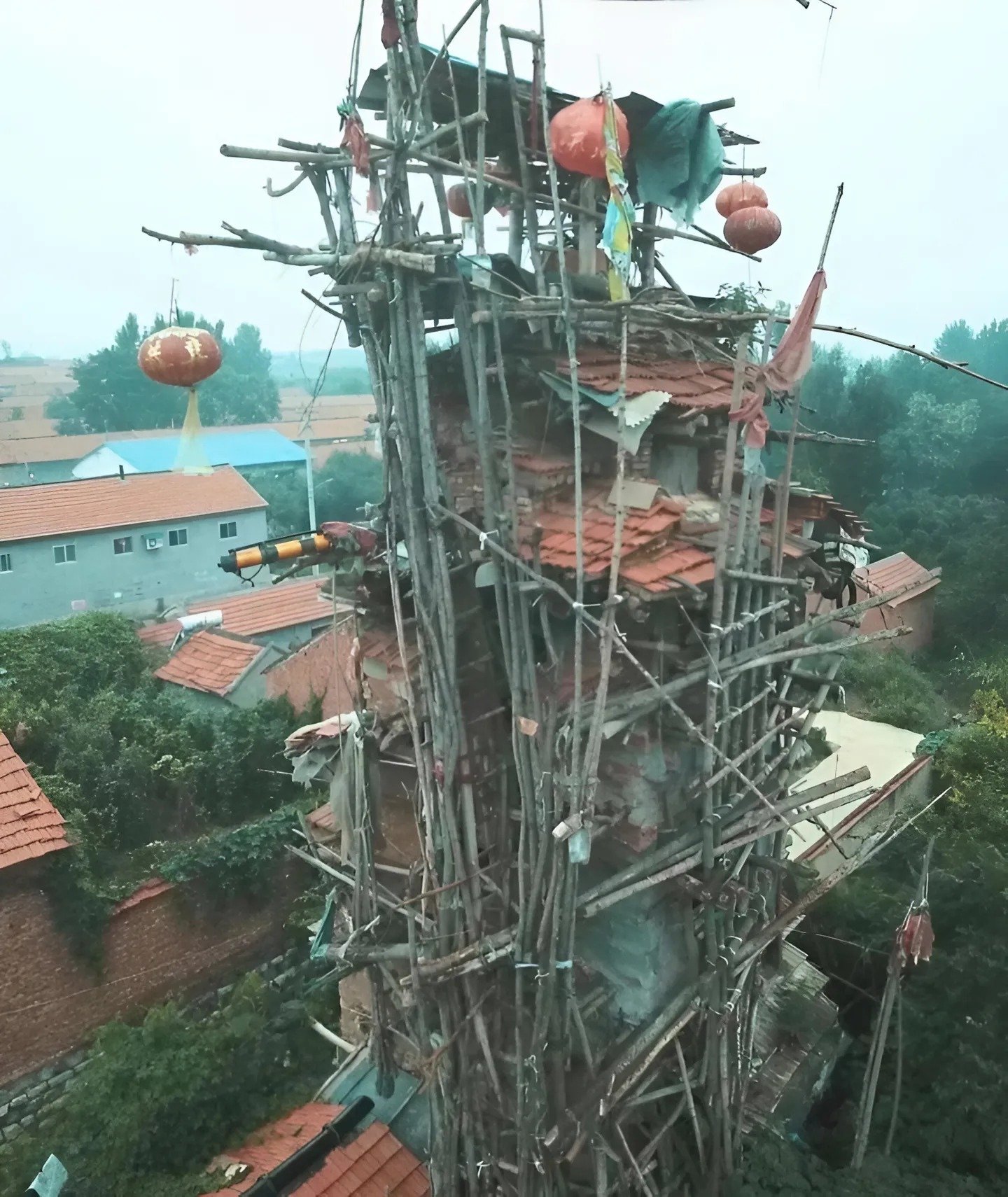 Un homme a construit une maison de 7 étages avec des déchets, de la boue, du bambou et des branches : voici à quoi ressemble la maison la moins chère du monde