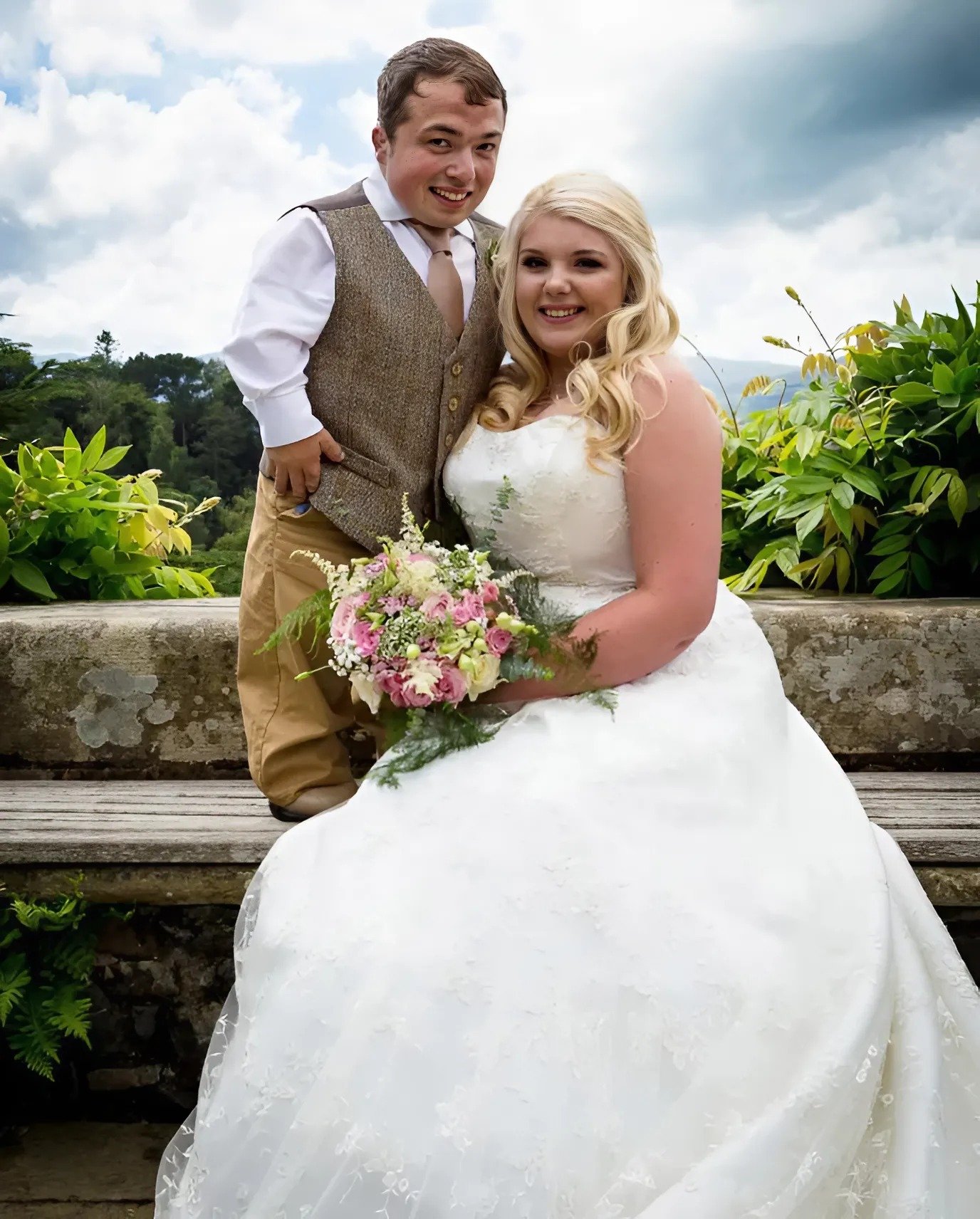 Un homme mesurant 109 cm et sa femme 166 cm ont eu une fille : voici à quoi ressemble leur enfant aujourd’hui