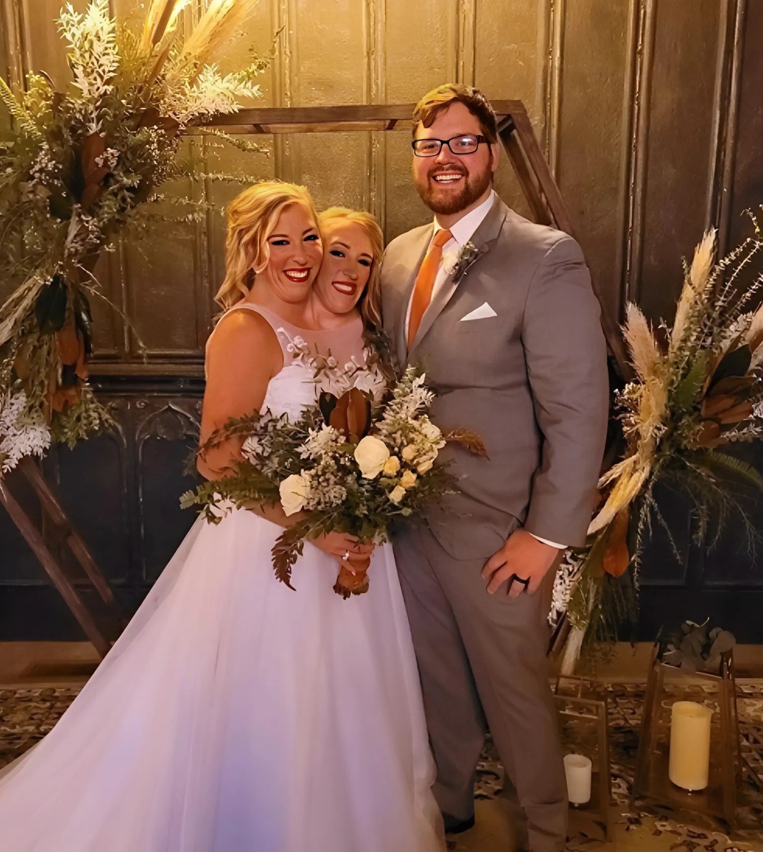 Des jumelles siamoises qui ont épousé le même homme montrent des photos avec leur mari et leur fille