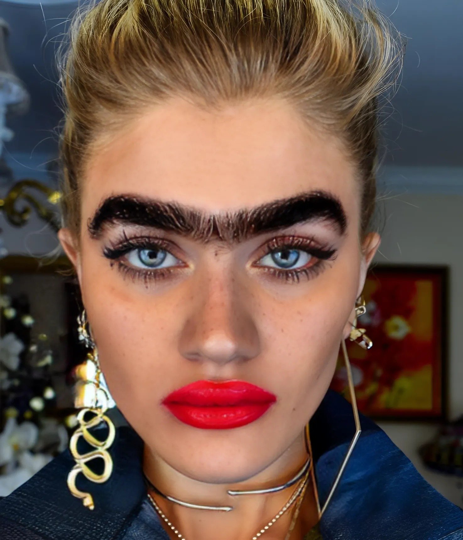 Les sourcils ont rendu cette jeune femme célèbre comme mannequin : mais à quoi ressemblait-elle avant ?
