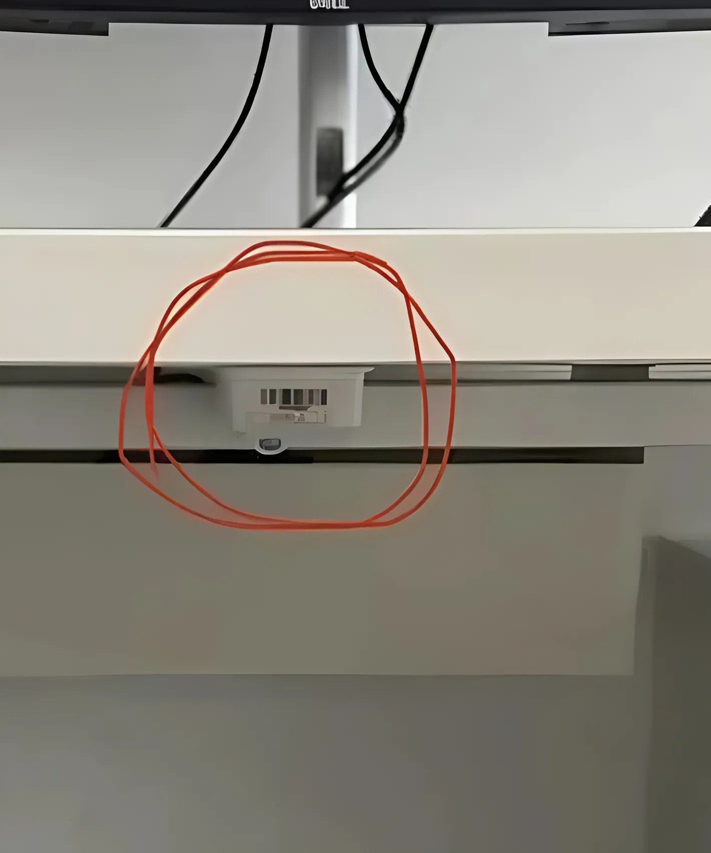 Ce matin, je suis arrivé au travail et j’ai trouvé sous mon bureau cet étrange appareil : quand j’ai compris ce que c’était, j’ai déposé ma démission