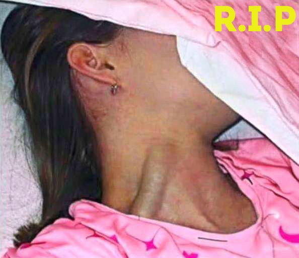 Une jeune femme me∪rt des mains de son…